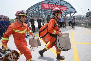 重返榜首！37岁瓦尔迪破门蓝狐终结颓势逆转赢球，此前6轮仅拿4分